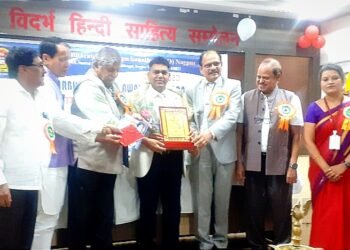 प्रसिद्ध वैज्ञानिक डॉ.उमेश वावरे यांना विदर्भ भूषण पुरस्काराने सन्मानित करण्यात आले.