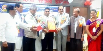 प्रसिद्ध वैज्ञानिक डॉ.उमेश वावरे यांना विदर्भ भूषण पुरस्काराने सन्मानित करण्यात आले.