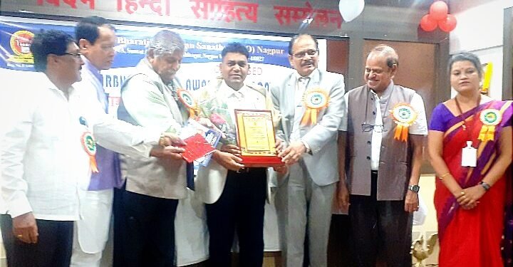 प्रसिद्ध वैज्ञानिक डॉ.उमेश वावरे यांना विदर्भ भूषण पुरस्काराने सन्मानित करण्यात आले.