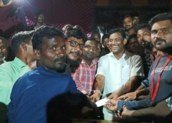 देवलमरी येथे व्हॅलीबाल सामन्याचे बक्षीस वितरण माजी जिल्हा परिषद अध्यक्ष अजयभाऊ कंकडालवार यांच्या हस्ते संपन्न.