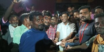 देवलमरी येथे व्हॅलीबाल सामन्याचे बक्षीस वितरण माजी जिल्हा परिषद अध्यक्ष अजयभाऊ कंकडालवार यांच्या हस्ते संपन्न.