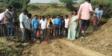 ग्रा.प.व्येंकाटरावपेठा येथे नदीकडे जाणाऱ्या रस्त्यावरील नालावर पूल वजा बंधारा बांधकामाचे अजय कंकडालवार यांच्या हस्ते भूमिपूजन.