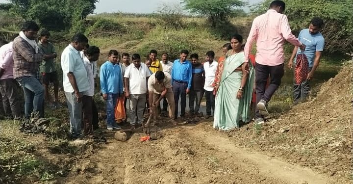 ग्रा.प.व्येंकाटरावपेठा येथे नदीकडे जाणाऱ्या रस्त्यावरील नालावर पूल वजा बंधारा बांधकामाचे अजय कंकडालवार यांच्या हस्ते भूमिपूजन.