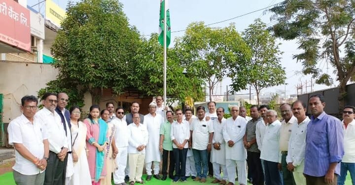 गडचिरोली जिल्हा काँग्रेस कमिटी तर्फे जिल्हा कार्यालयात काँगेस स्थापना दिवस उत्साहात साजरा.