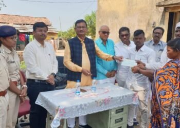 आमदार सुभाष धोटेंनी केले मृतक नितीन आत्राम च्या कुटुंबियांचे सांत्वन: ९ लक्ष ७५ हजार रुपयाच्या धनादेशाचे वितरण.