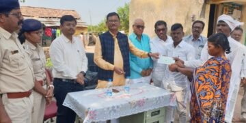 आमदार सुभाष धोटेंनी केले मृतक नितीन आत्राम च्या कुटुंबियांचे सांत्वन: ९ लक्ष ७५ हजार रुपयाच्या धनादेशाचे वितरण.