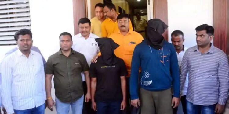 कोरोनाबाधित असलेल्या आत्याचा उपचारा दरम्यान मृत्यू झाल्याने भाच्याने दोघांना सुपारी देत महिला डॉक्टरवर केला प्राणघातक हल्ला.