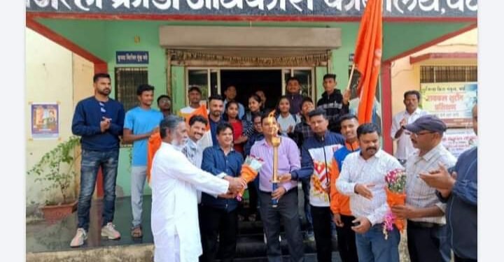 नागपूर येथून निघालेल्या क्रीडा ज्योतीचे वर्धा जिल्ह्यात उत्साहपूर्ण वातावरणात स्वागत.