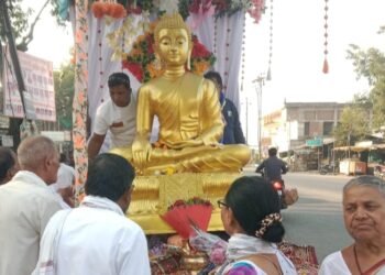 नागपूर वरून बुद्धवन रामगीरी येथे भगवान बुद्धाची मूर्ती जात असताना शेकडो नागरिकांनी घेतले दर्शन.