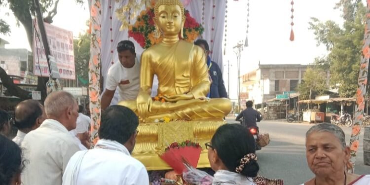 नागपूर वरून बुद्धवन रामगीरी येथे भगवान बुद्धाची मूर्ती जात असताना शेकडो नागरिकांनी घेतले दर्शन.