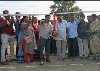 गुड्डीगुडम येथील प्रौढांचे व्हॉलीबॉल सामन्याचे माजी आमदार दिपक दादा आत्राम यांच्या हस्ते उदघाटन.