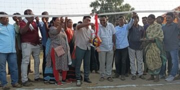 गुड्डीगुडम येथील प्रौढांचे व्हॉलीबॉल सामन्याचे माजी आमदार दिपक दादा आत्राम यांच्या हस्ते उदघाटन.