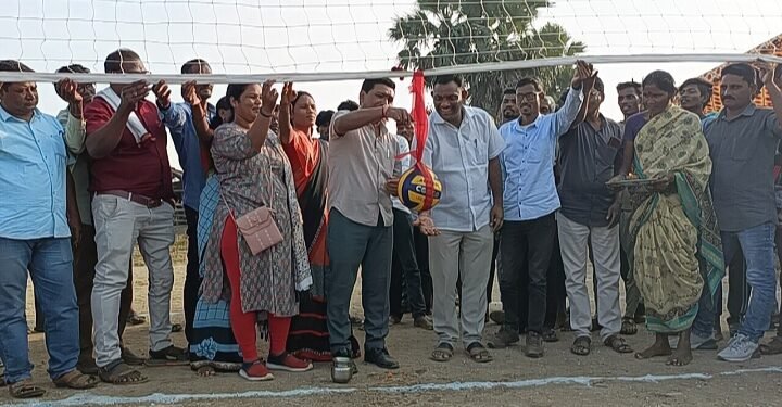 गुड्डीगुडम येथील प्रौढांचे व्हॉलीबॉल सामन्याचे माजी आमदार दिपक दादा आत्राम यांच्या हस्ते उदघाटन.