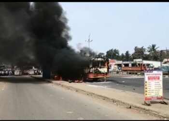 नाशिक-पुणे महामार्गावर बसने सात वाहनांना धडक दिल्याने भीषण अपघात, दोन दुचाकीस्वारांचा मृत्यू, अपघातानंतर काही क्षणातच एसटी बस आगीत भस्मसात.