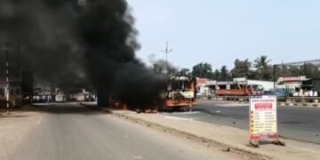 नाशिक-पुणे महामार्गावर बसने सात वाहनांना धडक दिल्याने भीषण अपघात, दोन दुचाकीस्वारांचा मृत्यू, अपघातानंतर काही क्षणातच एसटी बस आगीत भस्मसात.