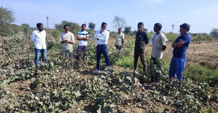 माजी कृषी सभापती वन विभागाच्या अधिकाऱ्यांसह पोहोचले शेतकऱ्यांच्या बांधावर