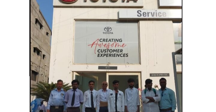 ज्युबिली हायस्कूल तथा कनिष्ट महाविद्यालय चंद्रपूर येथील व्यवसाय शिक्षण घेणाऱ्या विद्यार्थ्यांची जेएसएम टोयोटो सर्विस सेन्टरला भेट.