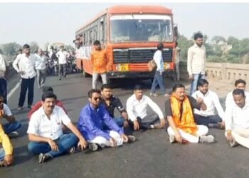 वाचाळविरचे महापुरुषांवर बेताल वक्तव्य, आज जळगाव येथे रास्ता रोको आंदोलन.