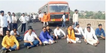 वाचाळविरचे महापुरुषांवर बेताल वक्तव्य, आज जळगाव येथे रास्ता रोको आंदोलन.