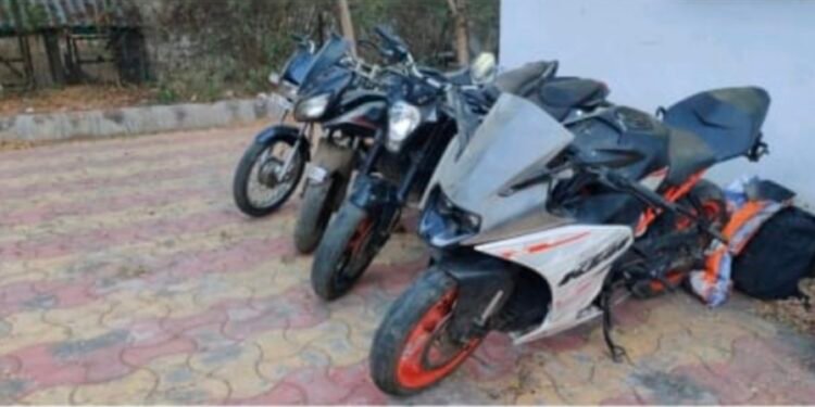 हौसेखातीर स्पोर्टस् बाईक चोरणा-या चोरट्यांकडून चार गुन्हे उघडकीस युनिट-४ ची कामगिरी.