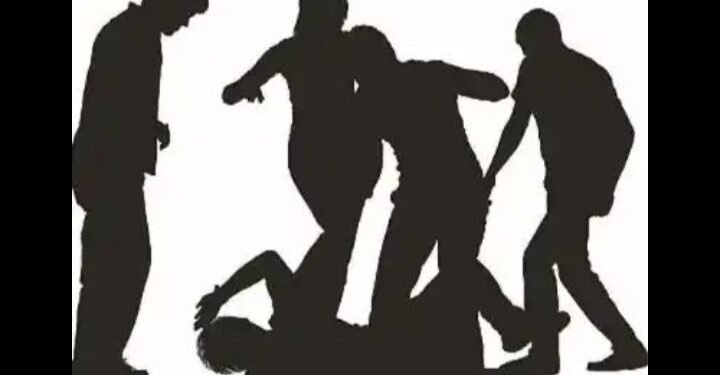 विहिरीवरून शेतात पाणी भरण्यास जाण्याच्या रस्त्याच्या वादात, 8 जणांवर विनयभंग व हाणामारीचा गुन्हा दाखल.