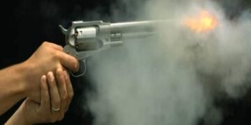 कोयत्याने मारहाण करुन व पिस्टलने फायर करुन जिवे मारण्याचा प्रयत्न करणा-या आरोपींना फरासखाना पोलीसांकडुन अटक