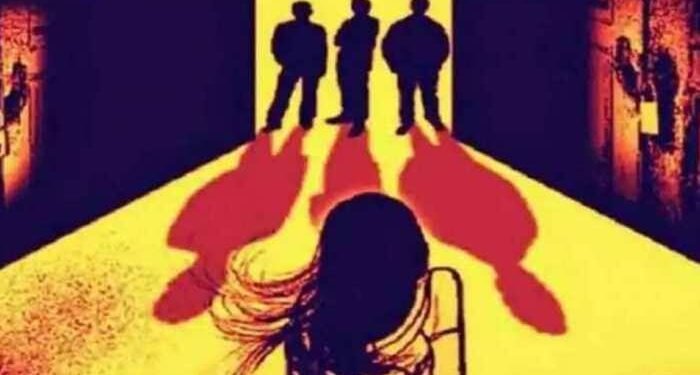 बीड जिल्हा संताप! अल्पवयीन मुलीवर सामूहिक बलात्कार; एका महिलेने काढले मुलीचे नग्न फोटो.