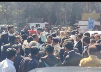 नागपूर जिल्हा न्यायालय परिसरात वकील आणि पोलिसांमध्ये राडा.