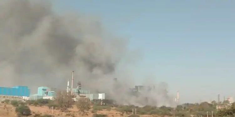 इगतपुरी:- तालुक्यातील जिंदाल पॉलीफिल्म प्रा. लि. कंपनीत अग्नी तांडव, कामगार मंत्री सुरेश खाडे यांनी केली पाहणी.