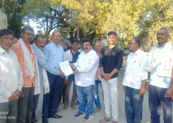 पाचोरा: शेतातील उभे पिक जळाला लागल्याने शेतकऱ्यांसाठी कॉंग्रेसचा महावितरण वर हल्ला बोल आंदोलन.