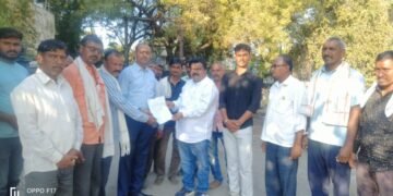 पाचोरा: शेतातील उभे पिक जळाला लागल्याने शेतकऱ्यांसाठी कॉंग्रेसचा महावितरण वर हल्ला बोल आंदोलन.