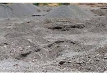 बीड: वाळू माफियां सोबत तहसील आवारातच सानप कडून हजारेंच्या हजेरीत तोड पाणी !