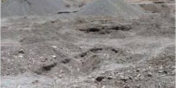 बीड: वाळू माफियां सोबत तहसील आवारातच सानप कडून हजारेंच्या हजेरीत तोड पाणी !