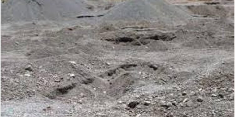 बीड: वाळू माफियां सोबत तहसील आवारातच सानप कडून हजारेंच्या हजेरीत तोड पाणी !