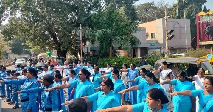 भिमा कोरेगाव शौर्य दिनानिमित्त समता सैनिक दलातर्फे डॉ. बाबासाहेब आंबेडकर यांच्या पुर्णाकृती पुतळ्यास अभिवादन.