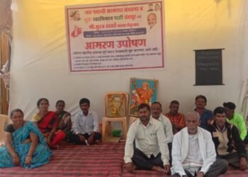 गोंडपिपरी नगरपंचायत प्रशासनातल्या अधिकाऱ्यांच्या एक दुसऱ्यांच्या चालढकल खेळाला कंटाळून कामगार बसले उपोषणास.