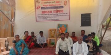 गोंडपिपरी नगरपंचायत प्रशासनातल्या अधिकाऱ्यांच्या एक दुसऱ्यांच्या चालढकल खेळाला कंटाळून कामगार बसले उपोषणास.