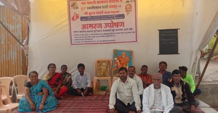 गोंडपिपरी नगरपंचायत प्रशासनातल्या अधिकाऱ्यांच्या एक दुसऱ्यांच्या चालढकल खेळाला कंटाळून कामगार बसले उपोषणास.