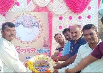 प्रधानमंत्री नरेंद्र मोदी यांच्या मातोश्री हिराबेन यांना वानाडोंगरीत व्यापारी संघटनेच्यावतीने श्रद्धांजली.