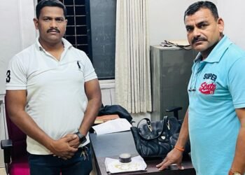 पुणे: रिक्षामध्ये प्रवासा दरम्यान हरवले सोन्याचे दागिने, पोलिसांनी तपास करून महिलेला केले परत.