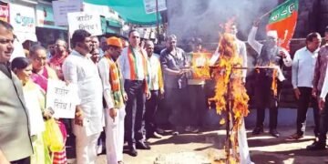 अजित पवार यांचा संभाजी राजे यांच्या बाबत केलेल्या विधानाचा बीजेपी तर्फे निषेध, प्रतीकात्मक पुतळ्याचे दहन.