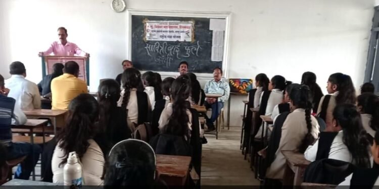 बिडकर महाविद्यालय हिंगणघाट येथे क्रांतीज्योति सावित्रीबाई फुले जयंती साजरी.