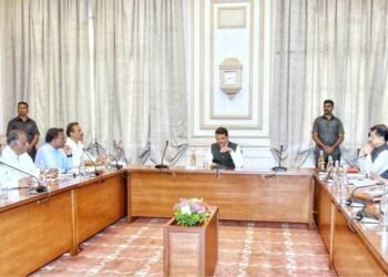 महाराष्ट्र वीज वितरक महामंडळाच्या कर्मचाऱ्याचा संप, ऊर्जा मंत्री देवेंद्र फडणवीस यांची प्रतिनिधीशी चर्चा.