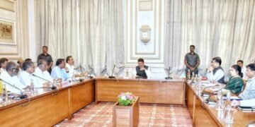 महाराष्ट्र वीज वितरक महामंडळाच्या कर्मचाऱ्याचा संप, ऊर्जा मंत्री देवेंद्र फडणवीस यांची प्रतिनिधीशी चर्चा.