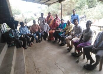 महिला प्रदेश सचिव काँग्रेस कमिटीचे चंदाताई नितीन कोडवते जाणून घेतल्या गावातील नागरीकांचा विविध समस्या.