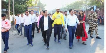 “वॉक विथ कमिशनर” संकल्पनेतून आयुक्त यांनी मॅक्सस मॉल ते माहेश्वरी भवन याठिकाणी केला पाहणी दौरा.