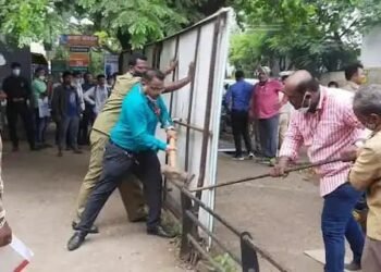 सार्वजनिक ठिकाणी बॅनरबाजी करणाऱ्या  भाऊ, दादांना नाशिक महानगर पालिकेचा चाप, आता होणार कारवाई.