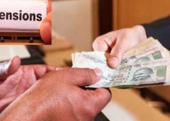 शिक्षकांची केंद्र सरकारच्या राष्ट्रीय पेन्शन योजनेत सहभागी होण्यास विरोध, सरकारने पेन्शन रोखली.