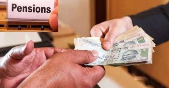 शिक्षकांची केंद्र सरकारच्या राष्ट्रीय पेन्शन योजनेत सहभागी होण्यास विरोध, सरकारने पेन्शन रोखली.