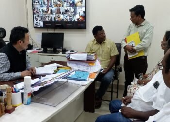 मागील 1 वर्षा पासून सुरु असलेल्या अहेरी ते खमनचेरू सुरू असलेल्या रस्त्याचे काम वन विभागाने अडवीले.